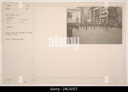 Die 305. Infanteriegruppe der 77. Division pariert in New York City auf der 5. Avenue. Das Foto wurde von Sgt. Combs am 15. Mai 1919 aufgenommen und am 6. Mai 1919 herausgegeben. Das Bild ist Teil der Sammlung, die amerikanische Militäraktivitäten während des Ersten Weltkriegs dokumentiert Stockfoto