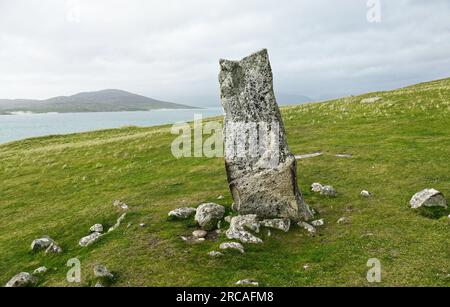 Clach Mhic Leoid, MacLeods Stone, Clach Macleod, prähistorischer, jungsteinzeitlicher Standstein auf der Halbinsel in Nisabost, Harris. 3,3m hoch. Nach Norden schauen Stockfoto