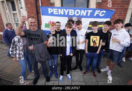 Die Fans von Penybont zeigen ihre Unterstützung vor dem ersten Spiel der UEFA Europa Conference League in der ersten Runde der ersten Etappe auf dem Dunraven Brewery Field in Bridgend. Foto: Donnerstag, 13. Juli 2023. Stockfoto