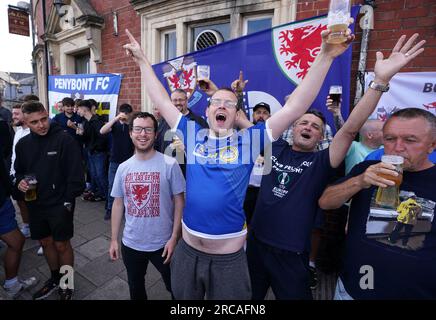 Die Fans von Penybont zeigen ihre Unterstützung vor dem ersten Spiel der UEFA Europa Conference League in der ersten Runde der ersten Etappe auf dem Dunraven Brewery Field in Bridgend. Foto: Donnerstag, 13. Juli 2023. Stockfoto