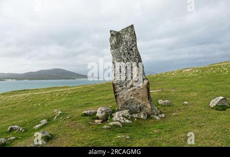 Clach Mhic Leoid, MacLeods Stone, Clach Macleod, prähistorischer, jungsteinzeitlicher Standstein auf der Halbinsel in Nisabost, Harris. 3,3m hoch. Nach Norden schauen Stockfoto