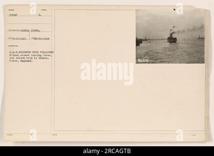 H.M.S. Brighton mit Präsident Wilson an Bord, Abfahrt von Dover, England, für die Rückfahrt nach Frankreich während des Ersten Weltkriegs. Das Foto wurde vom Signalkorps aufgenommen und am 10. März 1921 empfangen. Das Foto trägt das Symbol „E“ und die Ausgabenummer lautet 963090. Stockfoto