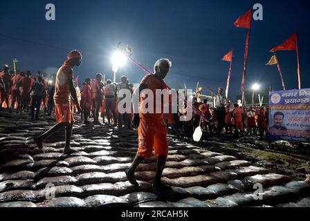 Prayagraj, Indien. 13/07/2023, indische Anhänger baden und trinken Wasser im Fluss Ganges während der jährlichen Kanwar Yatra (eine religiöse Prozession) während des heiligen Monats Shrawan von Hindu Calender, um ihren diety Lord Shiva in Prayagraj, Indien, zu verehren. Kredit: Anil Shakya/Alamy Live News Stockfoto