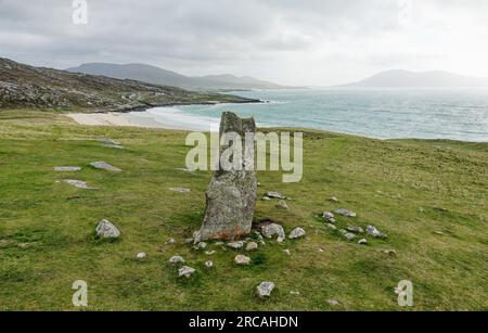 Clach Mhic Leoid, MacLeods Stone, Clach Macleod, prähistorischer, jungsteinzeitlicher Standstein auf der Halbinsel in Nisabost, Harris. 3,3m hoch. SW über Traigh IAR Stockfoto