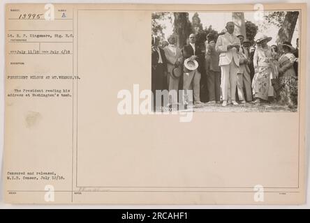 Präsident Wilson stellte sich vor, als er seine Rede an Washingtons Grab in Mt. Vernon, Virginia. Dieses Foto wurde am 11. Juli 1918 von LT. H. P. Kingamore vom Signalkorps aufgenommen. Am 12. Juli 1918 wurde es zensiert, freigegeben und vom Militärgeheimdienst akzeptiert. Stockfoto