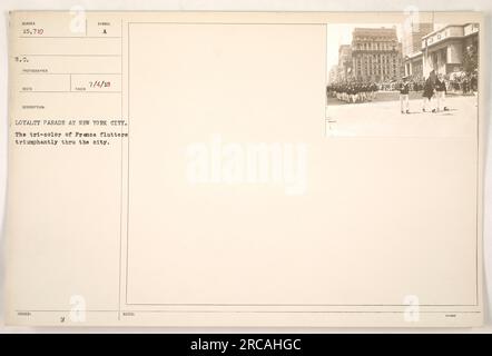 Eine Treueparade in New York City mit der dreifarbigen Flagge Frankreichs im Ersten Weltkrieg. Dieses Foto wurde am 4. Juli 1918 aufgenommen und zeigt die Feier der Allianz zwischen den Vereinigten Staaten und Frankreich. Die Szene zeigt Patriotismus und Unterstützung für die französische Sache. Stockfoto