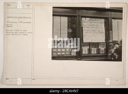 Partys. Les armées américaines et alliées sont en liesse à l'annonce de la fin des hostilités le 11 novembre 1918. La photography montre un Bulletin affiché à Le Havre, en France, au Moment de la Signature de l'Armistice, informant les troupes de cette nouvelle historique. Stockfoto