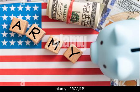 Amerikanische Flagge und Bargeld. Dollar-Banknote. PPP-Konzept für Gehaltsschecksicherungsprogramm Stockfoto