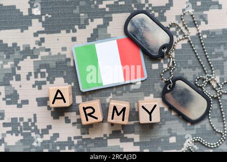 Tarnuniform der Armee mit Flagge darauf, Italien Stockfoto