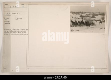 Batterie D, 140. Feldartillerie, angeführt von Captain J.A. Bloant, kann man auf diesem Foto sehen. Die Pferde kämpfen bergauf, während sie die 75mm Gewehre ziehen. Das Bild befindet sich in Le Valdahon in Doubs, Frankreich. Das Foto wurde am 5. April 1919 von dem Fotografen LT. R. W. Sears aufgenommen. Stockfoto