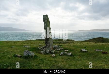 Clach Mhic Leoid, MacLeods Stone, Clach Macleod, prähistorischer, jungsteinzeitlicher Standstein auf der Halbinsel in Nisabost, Harris. 3,3m hoch. Nach Westen schauen Stockfoto