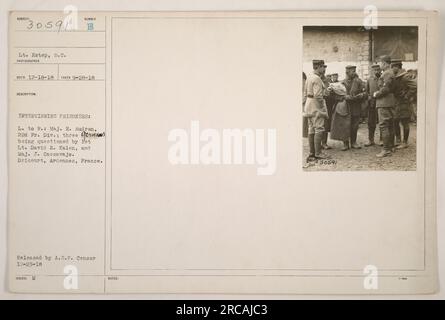 Drei deutsche Kriegsgefangene werden von amerikanischen Militärs befragt. Von links nach rechts: Major E. Audran von der 22. Provisorischen Division, Leutnant David B. Kalen und Major J. Caccavajo. Der Standort ist Dricourt, Ardennen, Frankreich. Dieses Foto wurde am 28. September 1918 aufgenommen und von der A.E.F. veröffentlicht Zensor am 23. Dezember 1918. (Lichtbildausweis: 111-SC-30591) Stockfoto