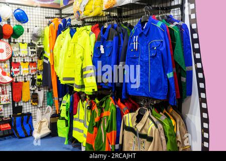 Spezielle Schutzkleidung, Arbeitskleidung, verschiedene Jacken für Bauunternehmer, Arbeiter der Öl- und Gasindustrie, die im Geschäft ausgestellt werden Stockfoto