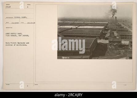 Hauptstraße Kaserne und Abschnitt von Lagerhäusern an der Army Supply Base in Port Newark, New Jersey. Dieses Foto wurde am 12. Oktober 1918 aufgenommen und ist Teil der Sammlung amerikanischer Militäraktivitäten während des Ersten Weltkriegs. Das Bild ist mit dem Symbol „A“ gekennzeichnet, und die Beschreibung zeigt an, dass es sich um eine Ansicht der Lieferbasis handelt. Stockfoto