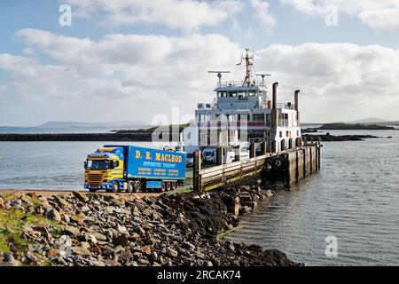 MS Loch Portain, die Calmac Sound of Harris Autofähre, die in Leverburgh, Harris, von Berneray ankommt. Äußere Hebriden, Schottland Stockfoto