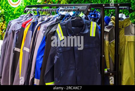 Spezielle Schutzkleidung, Arbeitskleidung, verschiedene Jacken für Bauunternehmer, Arbeiter der Öl- und Gasindustrie, die im Geschäft ausgestellt werden Stockfoto