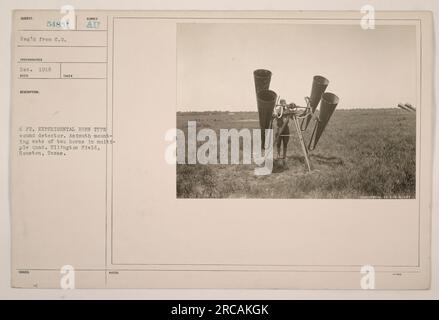 Ein 6-Fuß- Ein experimenteller Hornschallmelder, ausgestattet mit Hornsätzen, die in einer vierfachen Azimutkonfiguration montiert sind, wird am Ellington Field in Houston, Texas, gezeigt. Dieses Foto wurde im Dezember 1918 aufgenommen und ist in der Sammlung amerikanischer Militäraktivitäten während des Ersten Weltkriegs als Subjekt Nummer 54851 gekennzeichnet. Stockfoto