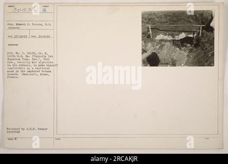 Im Ersten Weltkrieg war Gefreiter William D. Giles von Co B, 114. M.G. BN., 30. Div., wurde am 8. Oktober 1918 fotografiert und erreichte sein Ziel im Vormarsch in Remicourt, Aisne, Frankreich. Das Bild zeigt, wie sich Gefreiter Giles in einer geschützten Ecke im eroberten deutschen Graben wohlfühlt. Stockfoto