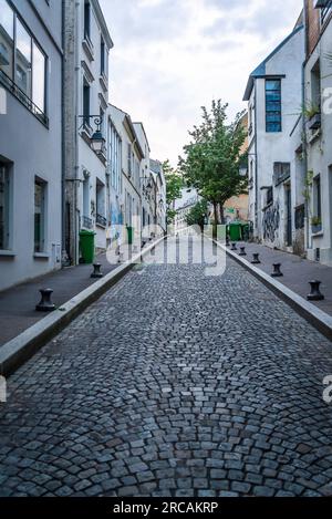 Atmosphärische Straße im beliebten 13. Arrondissement, Paris, Frankreich Stockfoto