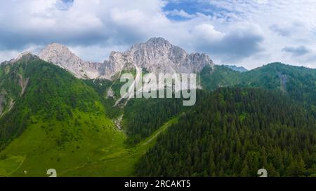 Blick auf den Pizzo Camino von Malga Epolo im Frühling. Schilpario, Val di Scalve, Bergamo, Lombardei, Italien. Stockfoto