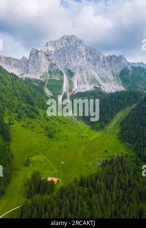 Blick auf den Pizzo Camino von Malga Epolo im Frühling. Schilpario, Val di Scalve, Bergamo, Lombardei, Italien. Stockfoto