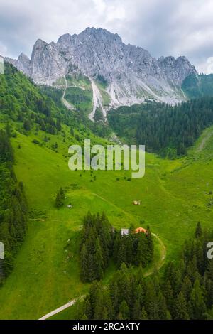 Blick auf den Pizzo Camino von Malga Epolo im Frühling. Schilpario, Val di Scalve, Bergamo, Lombardei, Italien. Stockfoto