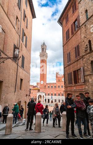 Siena, Italien - 7. April 2022: Piazza del Campo, zentraler Platz von Siena, Toskana, Italien. Stockfoto