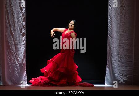 Flamenco Festival 2023, Sadlers Wells, London, Großbritannien. 13. Juli 2023. Sí, QUIERO, ist die Erklärung von Mercedes de Córdoba, was sie von der Welt will, und eine Produktion, die das Leben selbst feiert (13. Juli). Dieses Stück bedeutet „Ja, das tue ich“ und zeigt Córdoba und eine Besetzung weiblicher Flamenco-Tänzerinnen ihre eigene Hochzeitszeremonie. Eingewickelt in Kleider und mit Blütenblättern, bieten die Hochzeitsfeiern Momente der Ruhe und Leidenschaft, Hoffnung und Wahnsinn. Kredit: Malcolm Park/Alamy Live News Stockfoto