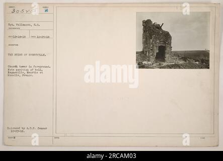 Ein Schwarzweißfoto mit den Ruinen von Regneville in Meurthe et Moselle, Frankreich, während des Ersten Weltkriegs. Das Bild zeigt einen Kirchturm im Vordergrund, mit Betonung auf der Position der Glocke. Das Foto wurde am 25. Oktober 1918 von dem Fotografen Sergeant Villanova vom Signalkorps aufgenommen. Es wurde später von der A.E.F. veröffentlicht Zensor am 23. Dezember 1918. Stockfoto