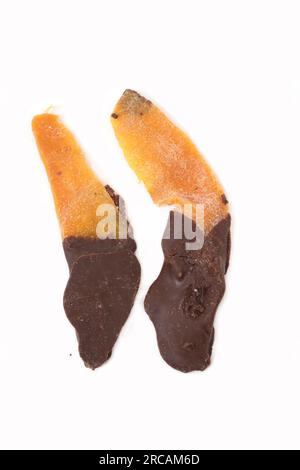Getrocknete Mangos in Schokolade getaucht Stockfoto