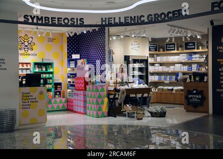 Athen Griechenland Internationaler Flughafen Athen (AIA) Eleftherios Venizelos Symbeeosis und Hellenic Grocery Stockfoto