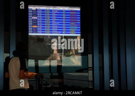 Athen Griechenland Internationaler Flughafen Athen (AIA) Eleftherios Venizelos Executive Lounge Electronic Departure Board Stockfoto