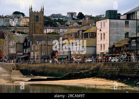 Cornwall England St Ives geschwungene Ufermauer und Uferpromenade Stockfoto