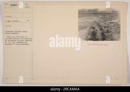 Studenten des Dartmouth College studieren unter der Leitung britischer Offiziere Techniken der Grabenkriegsführung. Dieses Foto wurde am 19. April 1918 aufgenommen, und das Bild ist Teil einer Sammlung mit dem Titel „Fotografien amerikanischer Militäraktivitäten während des Ersten Weltkriegs“. Stockfoto