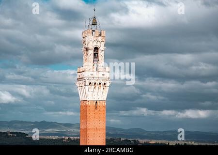 Siena, Italien - 7. April 2022: Der Palazzo Pubblico, Rathaus, ist ein Palast an der Piazza del Campo, dem zentralen Platz von Siena, Toskana, Italien. Stockfoto