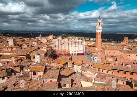 Siena, Italien - 7. April 2022: Piazza del Campo, zentraler Platz von Siena, Toskana, Italien. Stockfoto