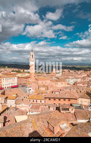 Siena, Italien - 7. April 2022: Piazza del Campo, zentraler Platz von Siena, Toskana, Italien. Stockfoto