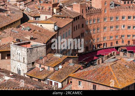 Siena, Italien - 7. April 2022: Piazza del Campo, zentraler Platz von Siena, Toskana, Italien. Stockfoto