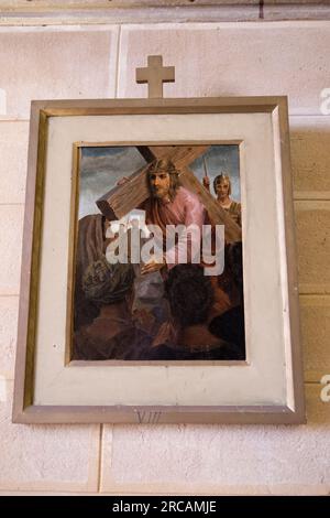 Stationen of the Cross - Achter Bahnhof - Ölgemälde des französischen Künstlers Andre Thiry in der Kirche St. Michel en Greve, Cotes-d'Armor, Bretagne, Frankreich. 10. Juli 2023 2020s HOMER SYKES Stockfoto