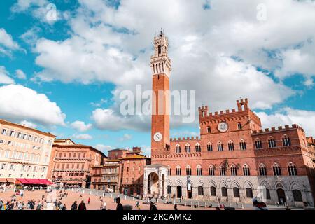 Siena, Italien - 7. April 2022: Piazza del Campo, zentraler Platz von Siena, Toskana, Italien. Stockfoto