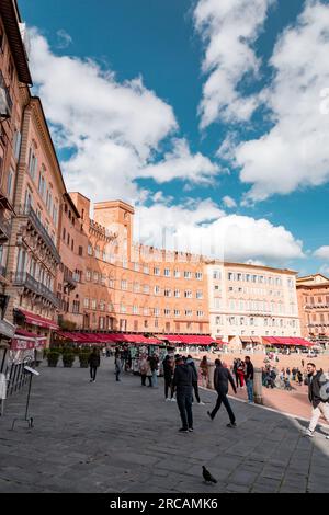 Siena, Italien - 7. April 2022: Piazza del Campo, zentraler Platz von Siena, Toskana, Italien. Stockfoto