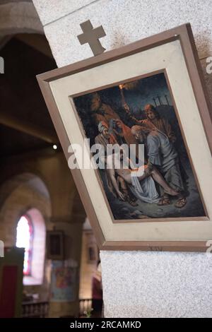 Stationen des Cross-Ölgemäldes des französischen Künstlers Andre Thiry in der St. Michel's Kirche in Saint Michel en Greve, Cotes-d'Armor, Bretagne, Frankreich. 10. Juli 2023 2020s HOMER SYKES Stockfoto