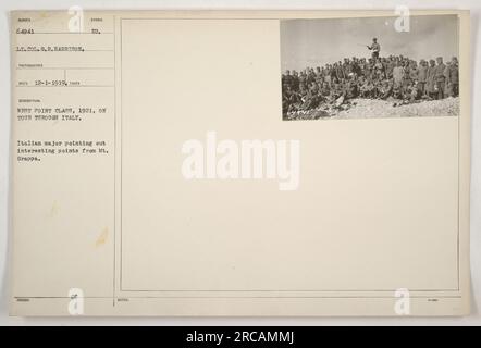 West Point Klasse 1921 auf einer Tour durch Italien. Ein italienischer Major zeigt Ihnen interessante Sehenswürdigkeiten vom Mt. Grappa. Gefangen von Lieutenant Oberst G.R. Harrison am 1. Dezember 1919. Dieses Foto ist als West Point Class, 1921, auf Tour durch Italien gekennzeichnet. Stockfoto