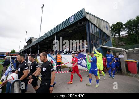 Spieloffizier führen die Teams vor dem ersten Spiel der UEFA Europa Conference League in der ersten Runde auf dem Dunraven Brewery Field in Bridgend aus. Foto: Donnerstag, 13. Juli 2023. Stockfoto