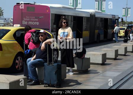 Athen Griechenland Internationaler Flughafen Athen (AIA) Eleftherios Venizelos Familie wartet auf ein Taxi mit ihrem Gepäck Stockfoto