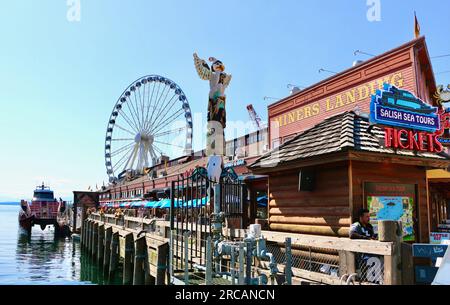 Seattle Great Wheel Riesenrad über Wasser gebaut und ein Salish Sea Tours Boot Orca One Miners Landing Pier 57 Elliott Bay Seattle Washington State USA Stockfoto