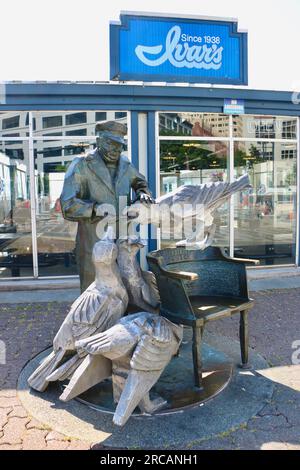 Ivar Feeding the Gulls Outdoor 1988 Bronze- und Aluminiumskulptur von Richard Beyer vor der Ivars Fischbar Pier 54 Seattle Washington State USA Stockfoto