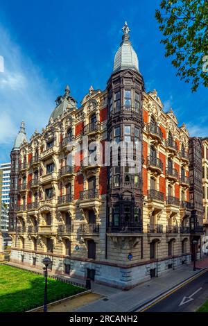 Jugendstilgebäude im Auftrag von José Ramón de Aburto im Jahr 1904. Gelegen am Juan Mª Vidarte Garten, Uribitarte Rampen, Bilbao, Baskenland, Spanien Stockfoto