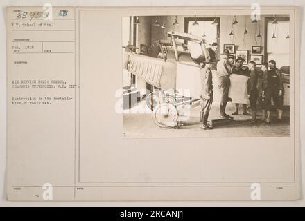 Soldaten, die im Januar 1918 die Installation eines Funkgeräts an der Air Service Radio School der Columbia University in New York City erhalten haben. Das Foto wurde von einem Fotografen aus New York aufgenommen. Die Schule von Cin. Stockfoto