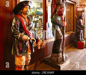 Piratenstatuen aus Holz vor dem Pirate's Plunder Geschenkeladen Miner’s Landing Pier 57 Alaskan Way Seattle Washington State Stockfoto